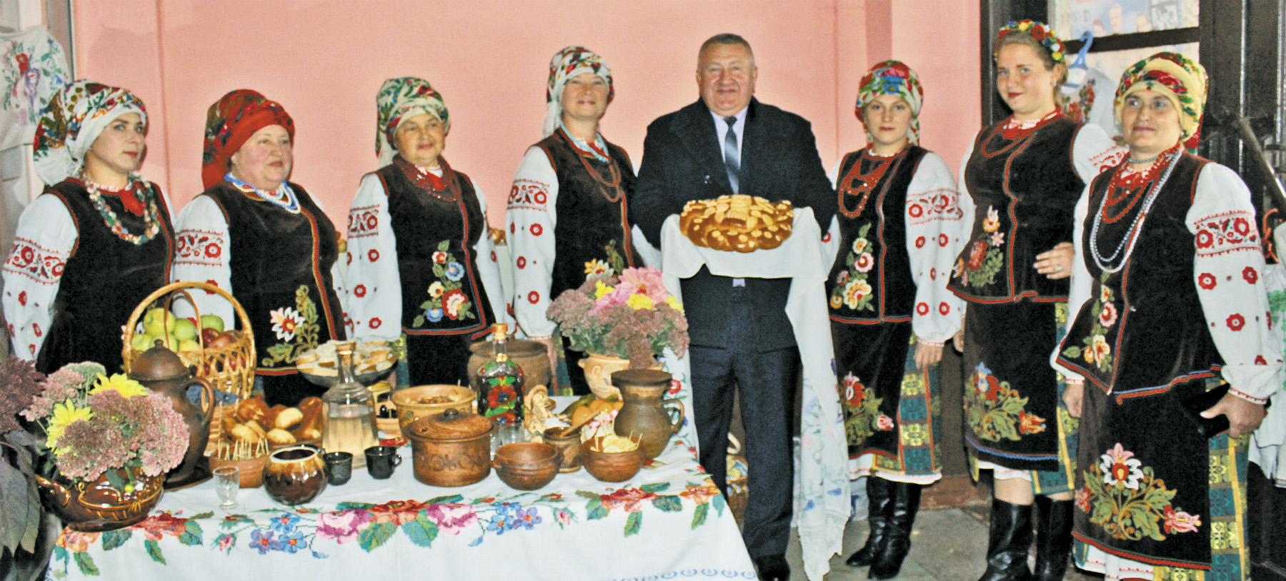 Коровай голові Чупахівської ОТГ Олександрові Кужелю від учасників місцевої художньої самодіяльності. Фото Інни ТРОЦЬ